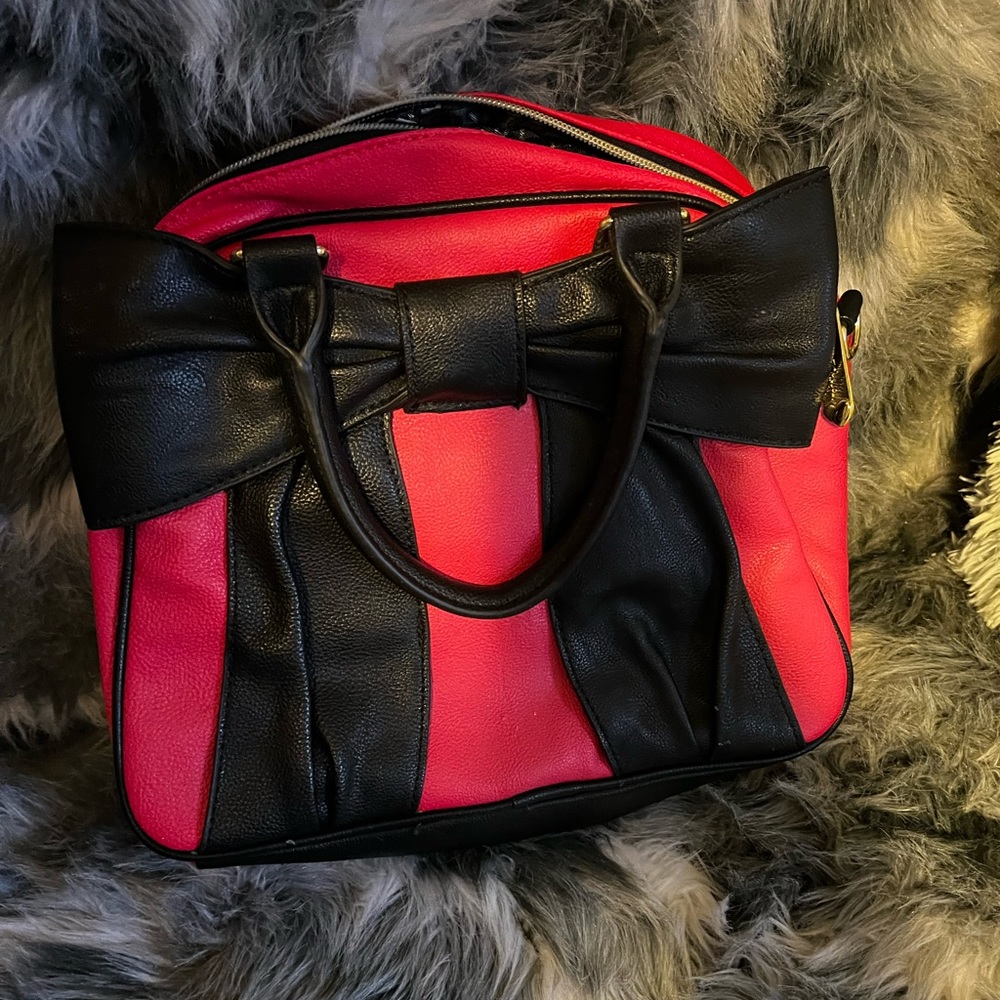 Price drop !! Last chance going to thirft 3/15Betsey Johnson pink bag , so cute